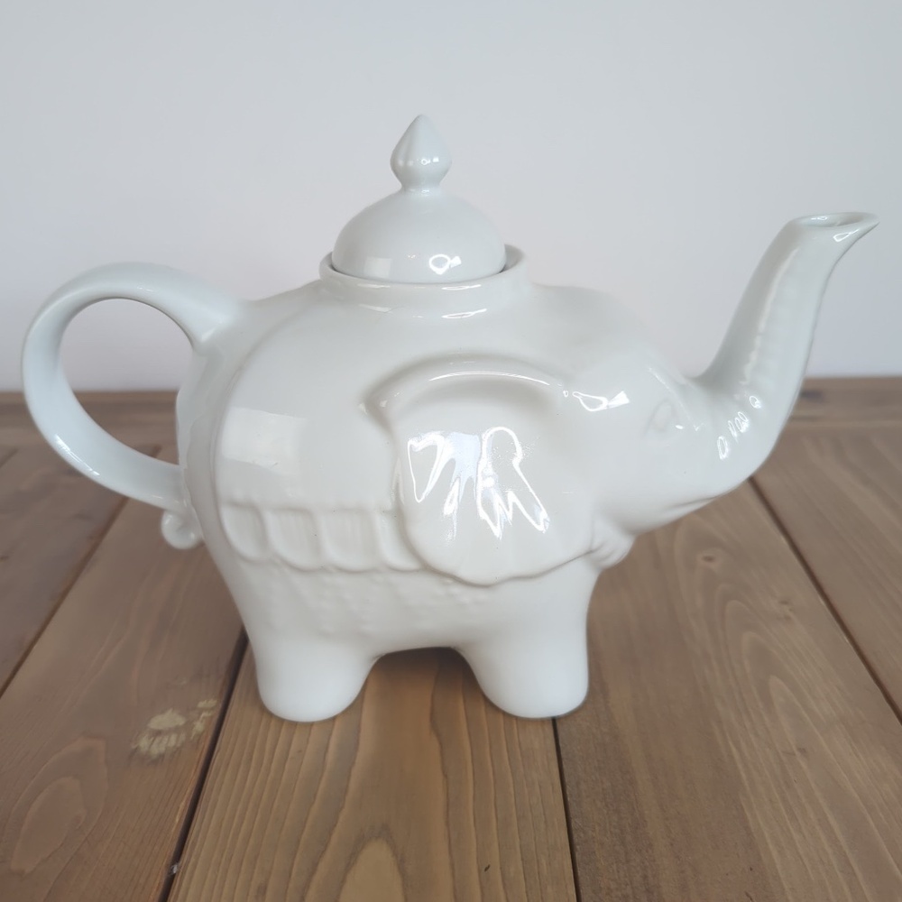 Cordon Bleu White Elephant Tea Pot